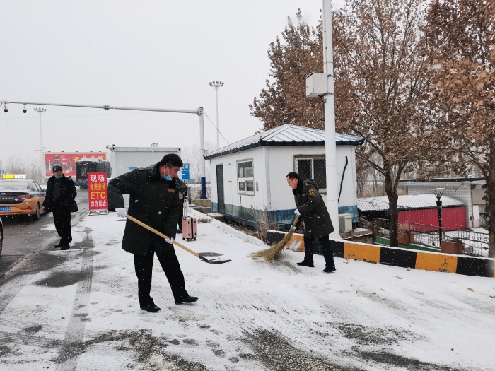 鸦鸿桥收费站：除雪在行动 (1)