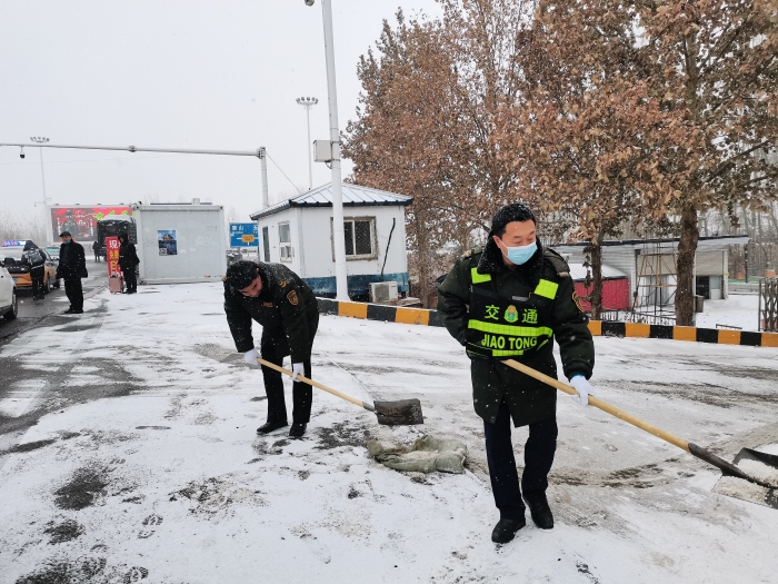 鸦鸿桥收费站：除雪在行动 (2)