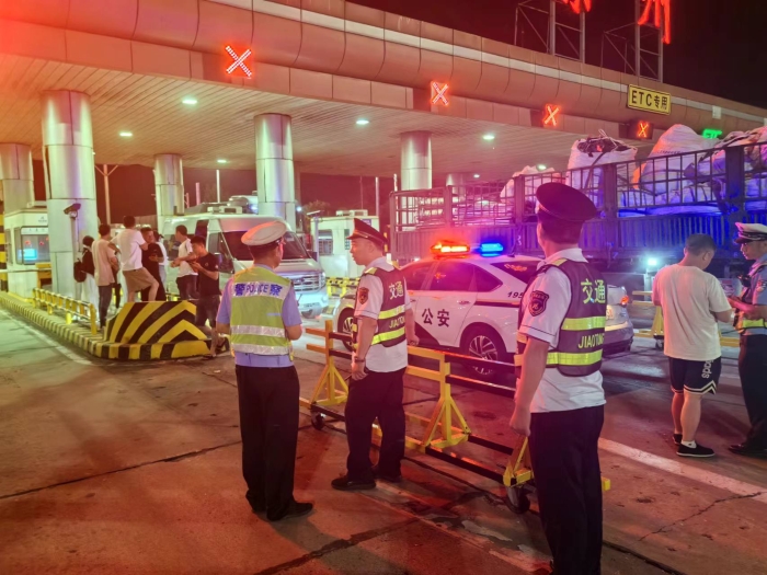 6.23迁安收费站路警联合出重拳 专项整治显成效  图片