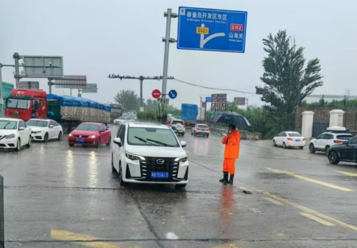 孟姜站：雨中坚守不言苦 尽职尽责保出行(1)