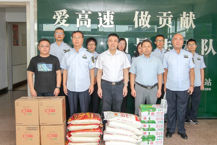 9月13日分公司副总经理刘新建到榛子镇收费站调研督导并慰问一线职工 (4)