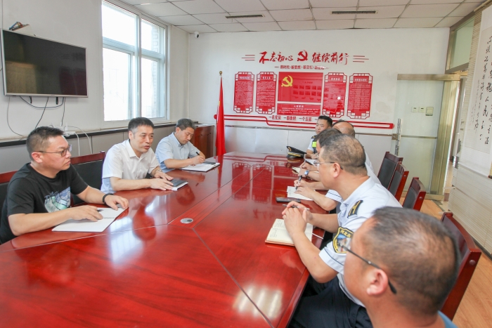 9月13日分公司副总经理刘新建到榛子镇收费站调研督导并慰问一线职工 (1)