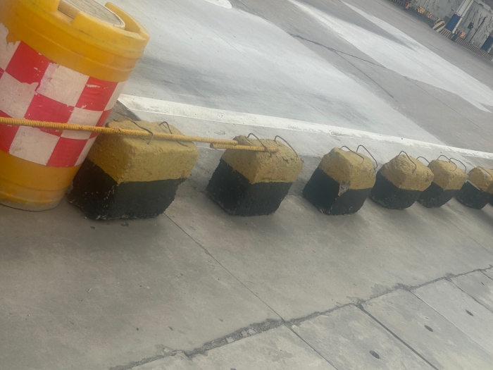 旧隔离墩 旧隔离墩