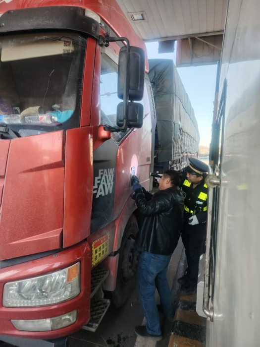 疏导员帮助司机排除故障