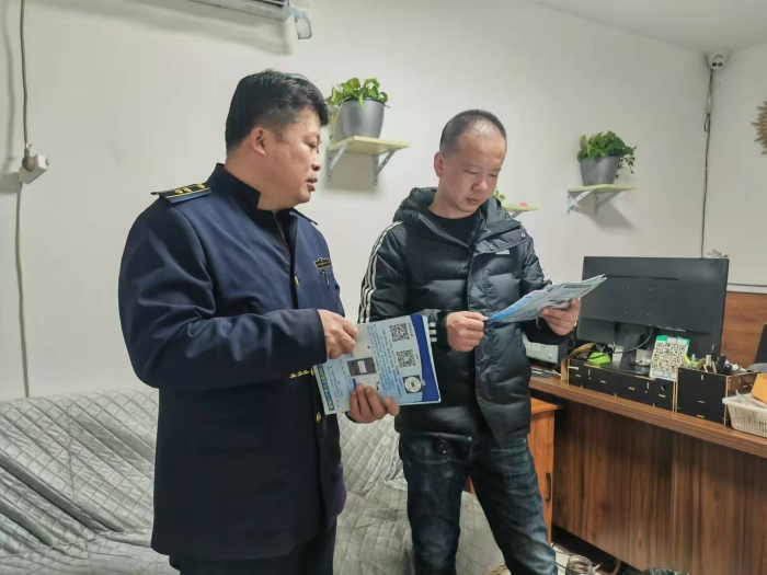 收费站职工在和客户交流
