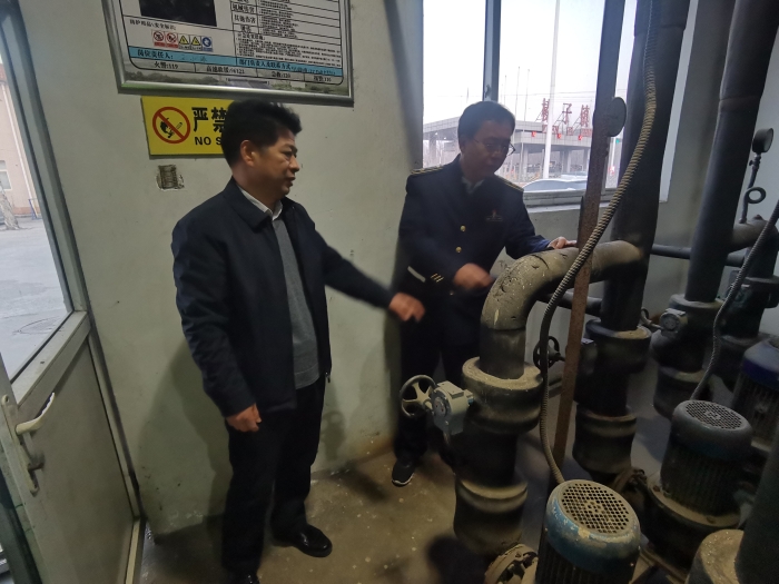 1月20日纪委书记周俊启到榛子镇收费站督导检查春节春运工作 (2)