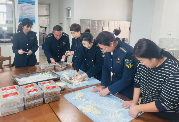 大家一起包饺子