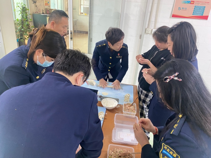 1月23日榛子镇收费站组织职工包饺子迎新春活动 (1)