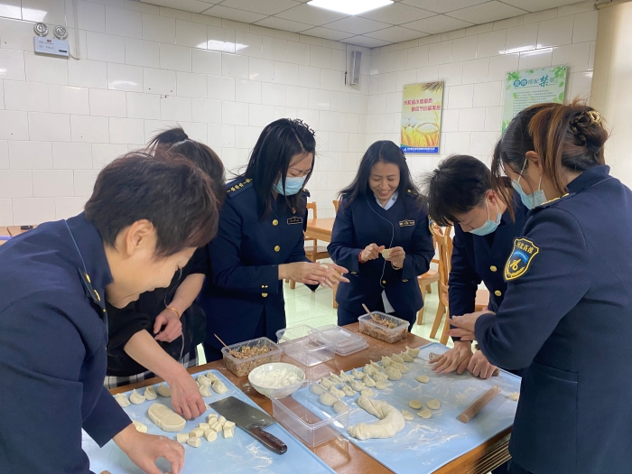 1月23日榛子镇收费站组织职工包饺子迎新春活动 (2)