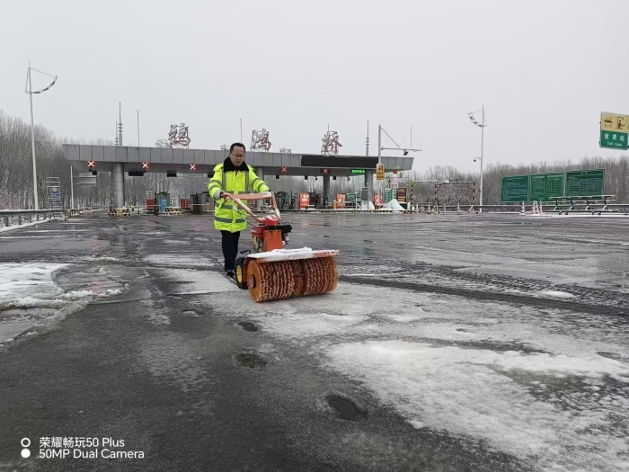 鸦鸿桥收费站：高效除雪，全力做好春运安全保畅工作