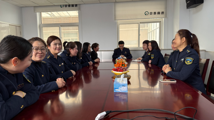 3月7日榛子镇收费站组织召开三八读书交流座谈会 (3)