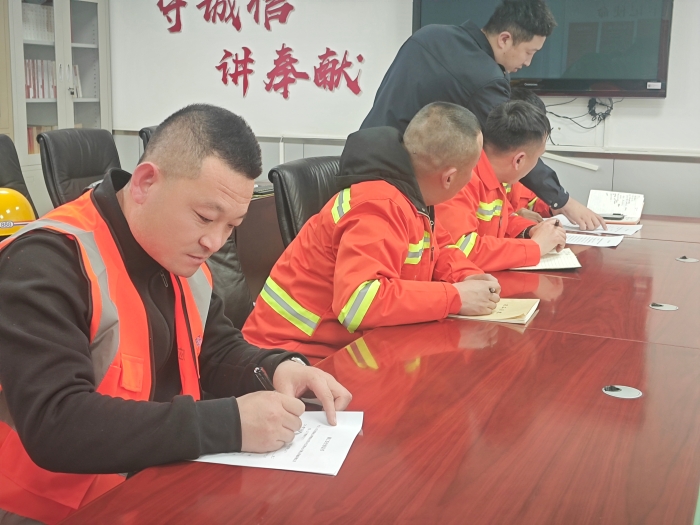 唐山保通保畅应急大队组织召开道路施工安全培训专题会议 (2)