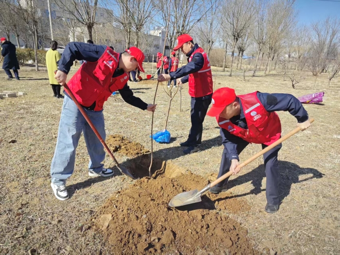 履行植树义务 共建美丽河北——唐山保通保畅应急大队进一步推进志愿者服务活动