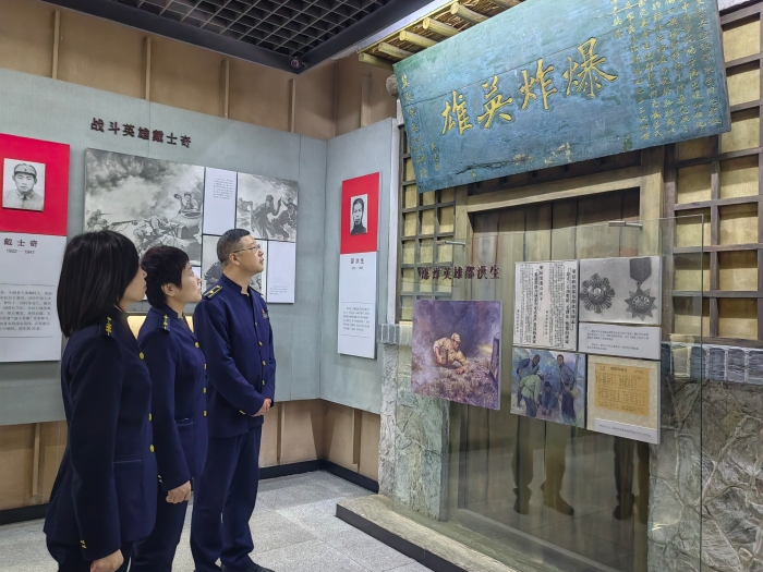 3月26日榛子镇收费站部分党员参加“清明祭英烈薪火永传承”活动  (1)
