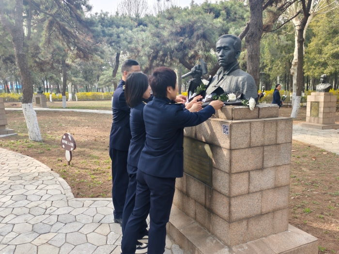 3月26日榛子镇收费站部分党员参加“清明祭英烈薪火永传承”活动 (3)