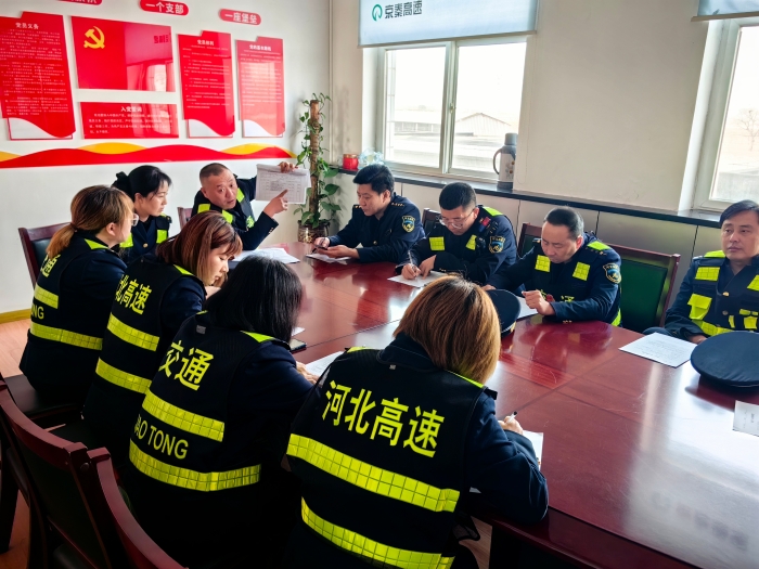 4.8迁安收费站：聚焦超载闯口车  共筑收费安全防线