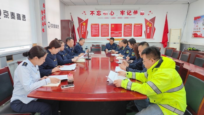 鸦鸿桥收费站召开《安全生产责任追究处罚办法》宣贯会