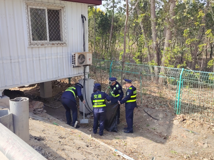 4.29秦北站收费二班打扫边沟