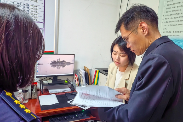 4月29日京秦分公司纪委领导到榛子镇收费站督导检查 “五一”节前重点工作 (3)