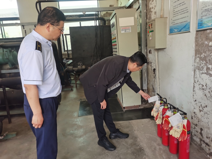 4月30日京秦分公司安全环保部到榛子镇收费站节前检查 (2)