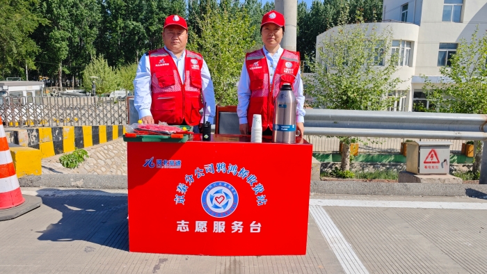 鸦鸿桥收费站：用心用情服务，绘就五一畅行画卷 (1)