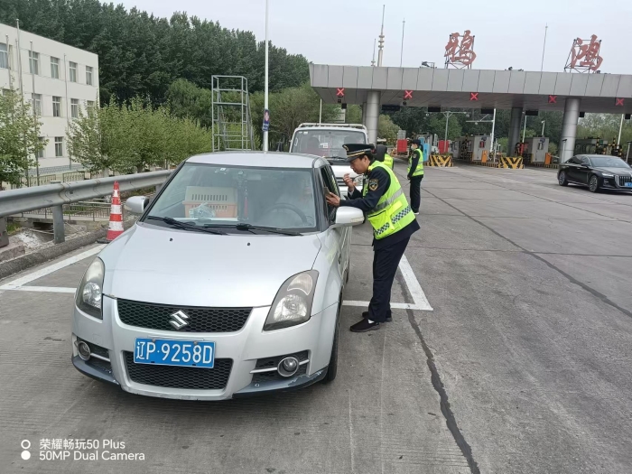 鸦鸿桥收费站：用心用情服务，绘就五一畅行画卷 (3)
