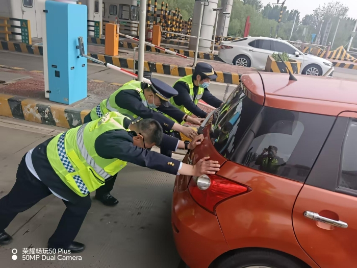 鸦鸿桥收费站：用心用情服务，绘就五一畅行画卷