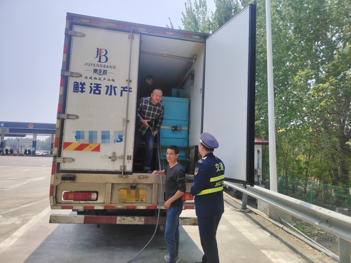 5.7秦北站收费二班帮助司机给水箱加水