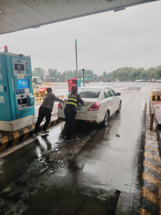 5.9迁安收费雨中推车1