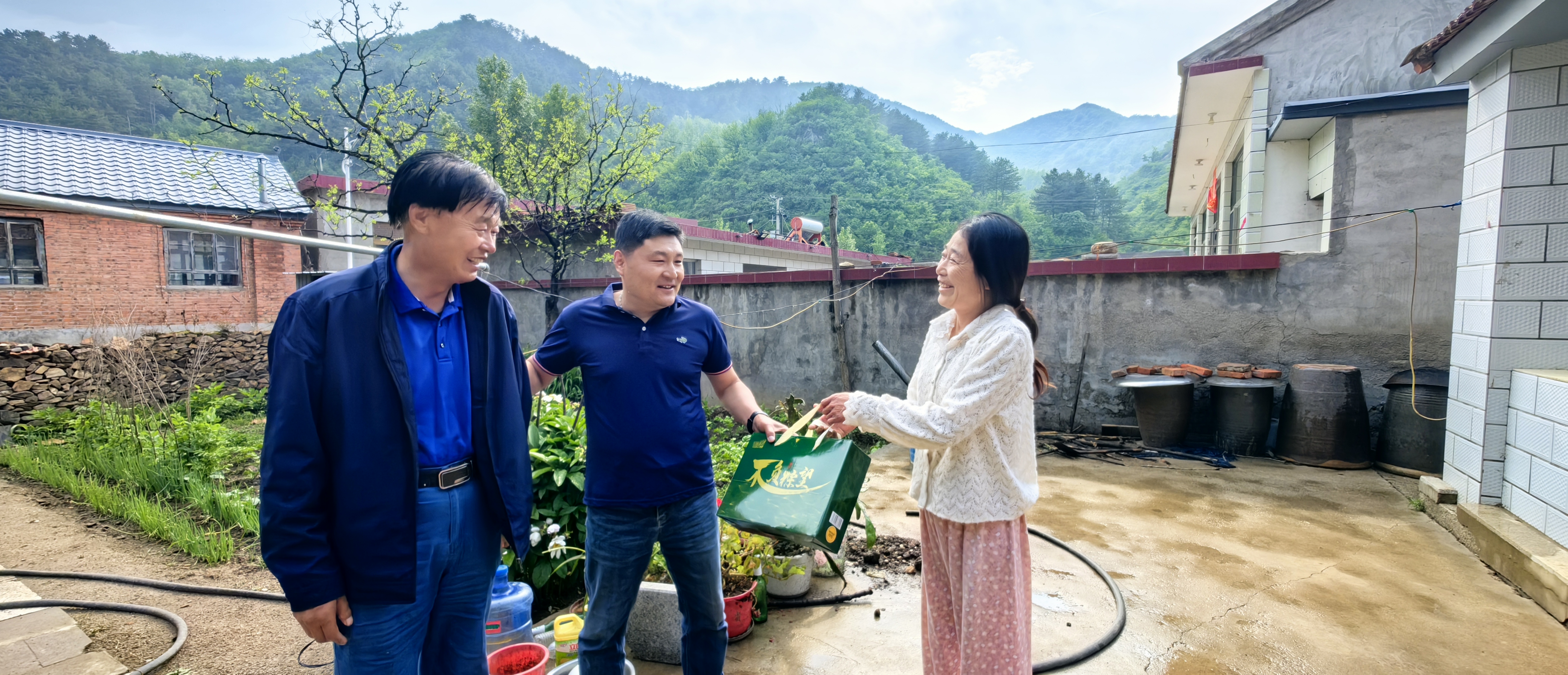 京秦分公司驻村工作队：粽叶飘香迎端午  真情慰问暖民心