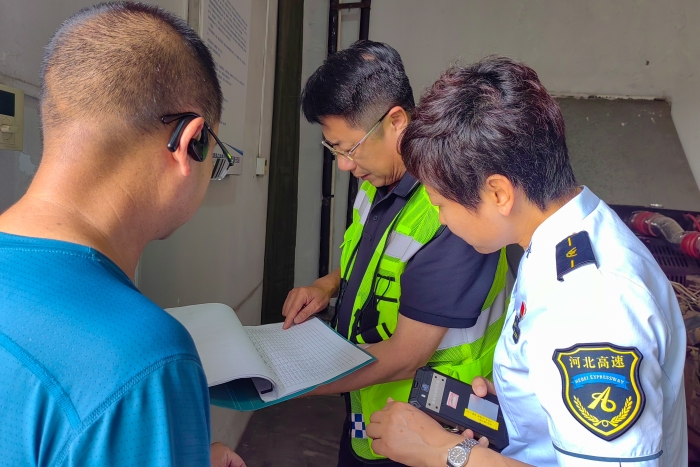 5月30日分公司安全环保部到榛子镇收费站进行节前安全检查 (1)