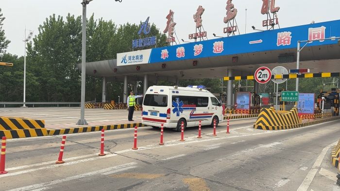 5.31秦北站引导救护车快速通行