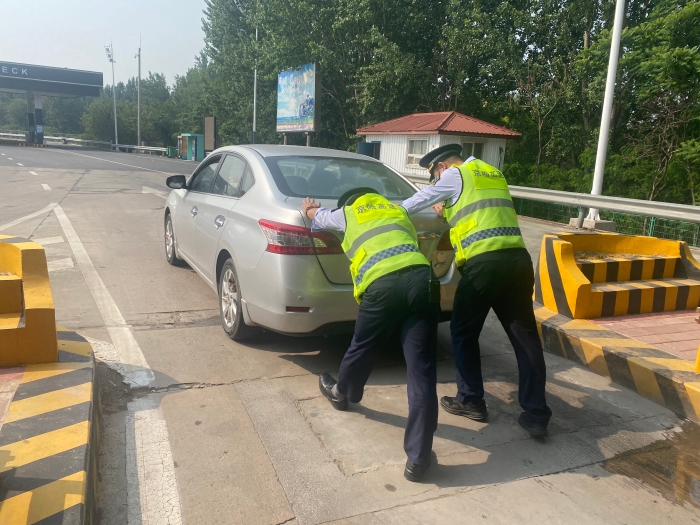 5.30秦北站收费四班帮司乘推车