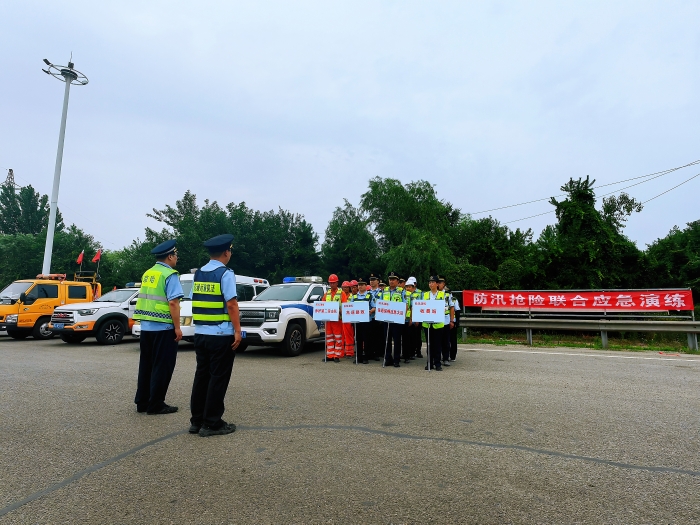 2025.6.26迁安保通保畅应急大队：多部门联合防汛演练  筑牢道路安全“守护网”