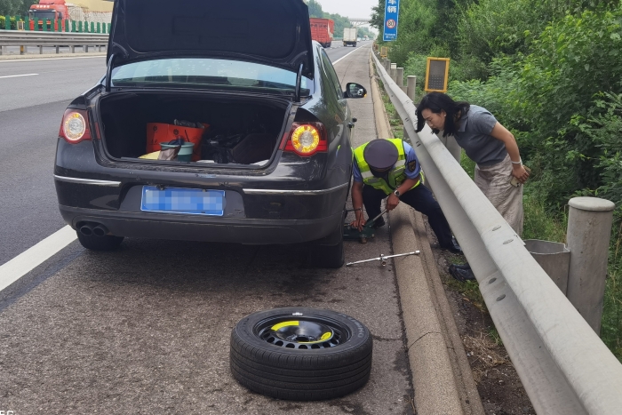2025.7.1迁安保通保畅应急大队：暖心救援！高速爆胎陷困境，应急队员化危情4