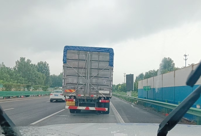 2025.7.2默契护航暖人心！迁安保通保畅应急大队化解高速爆胎险情