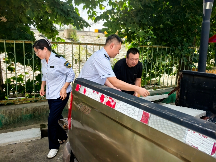 京秦分公司鸦鸿桥收费站：更换排水沟盖板 筑牢汛期安全防线2