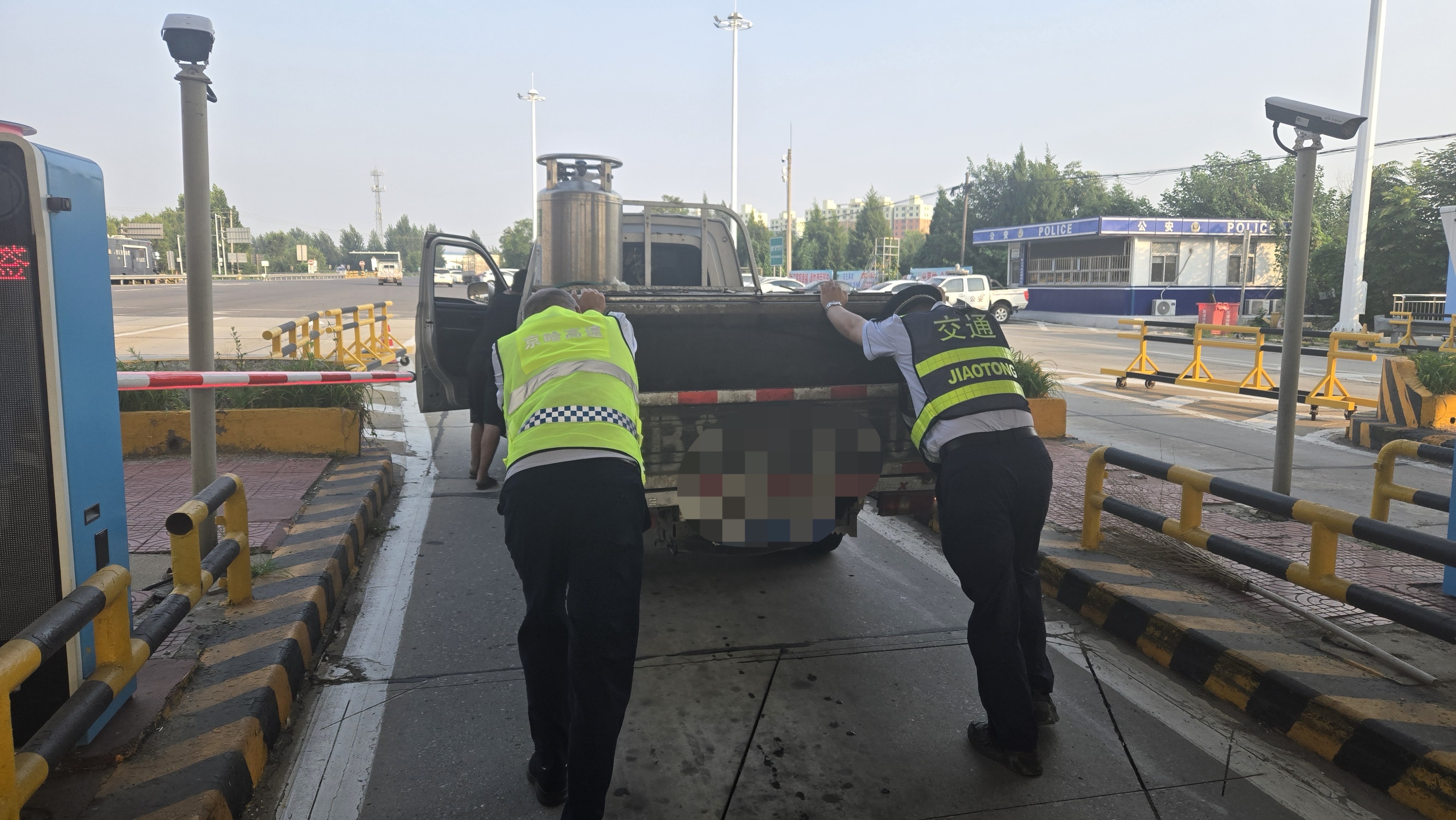 京秦分公司唐山北收费站：携手推车 共筑通畅旅途