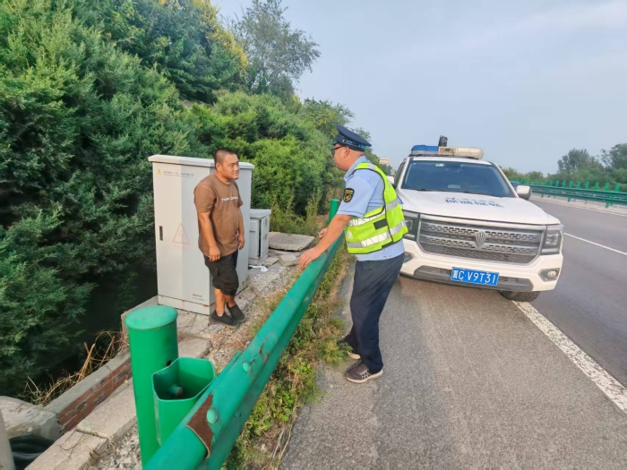 2025.9.15暖心救助高速行人，守护道路安全