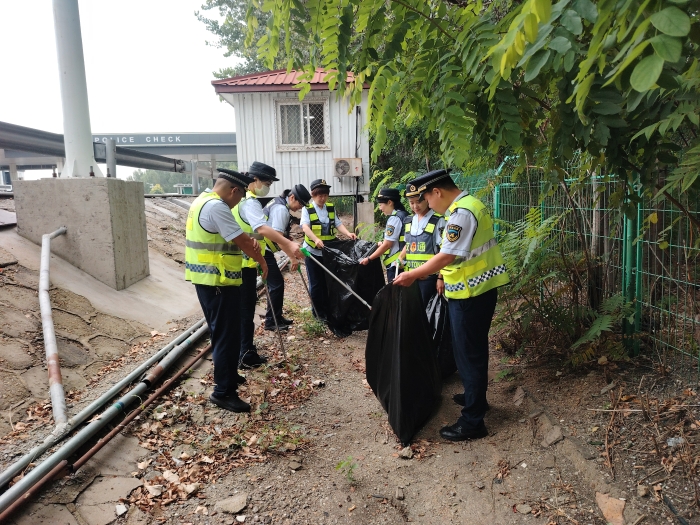 9.23秦北站收费四班打扫边沟 9.23秦北站收费四班打扫边沟