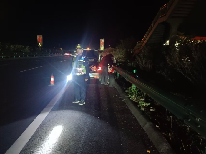 2025.10.20夜巡高速解危困，保畅队员护平安 (1)