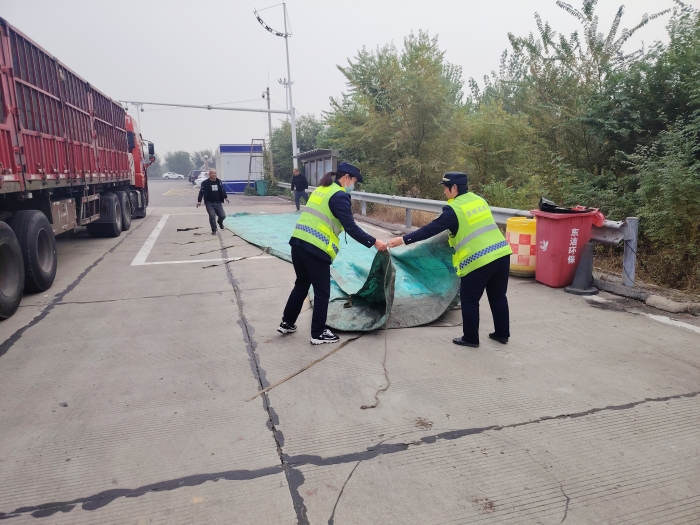 京秦分公司鸦鸿桥收费站：暖心援手解民忧 高速服务显担当1