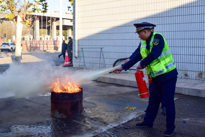 11月13日榛子镇收费站组织消防演练 (2)