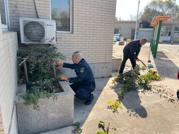11.14秦北站打扫站内卫生