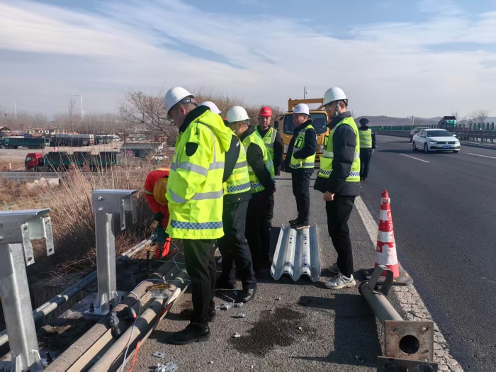 2025.12.5京秦分公司领导到迁安保通保畅应急大队辖区督导安全生产工作