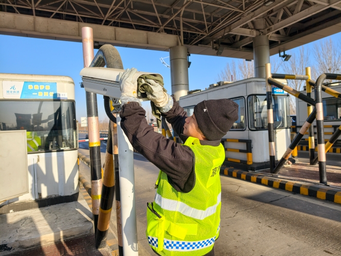 京秦分公司孟姜收费站开展路域环境整治 擦亮高速“窗口”颜值1