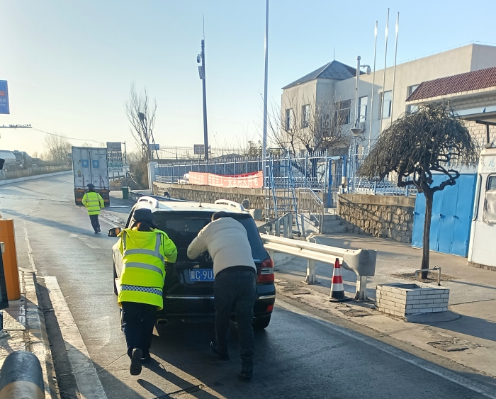 京秦分公司孟姜收费站：推车解困暖人心，延伸服务显担当2