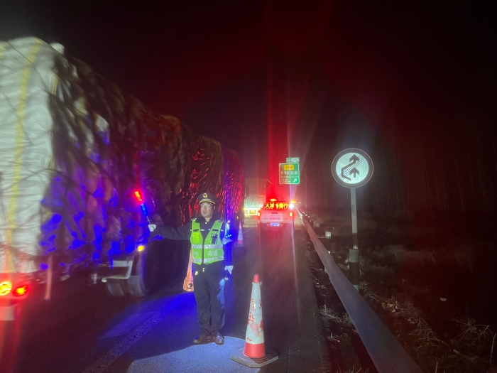 2025.12.21高效处置追尾事故