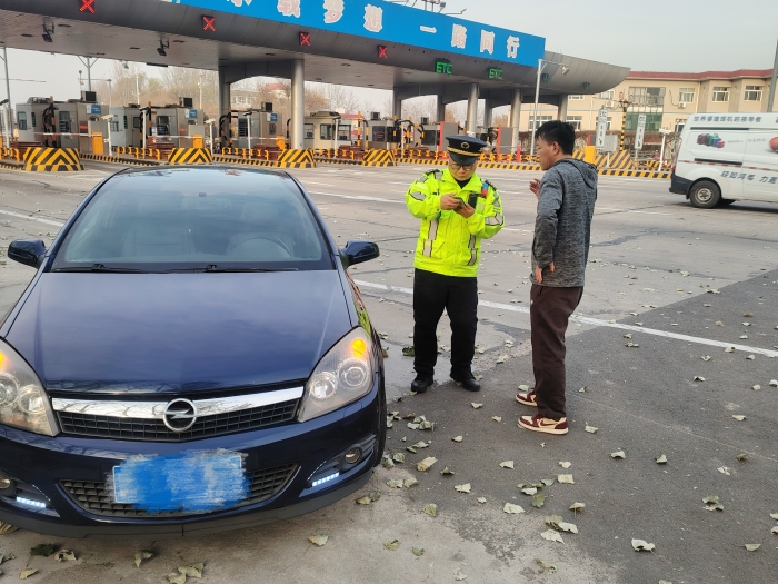 12.24秦北站职工帮助司机开具电子发票