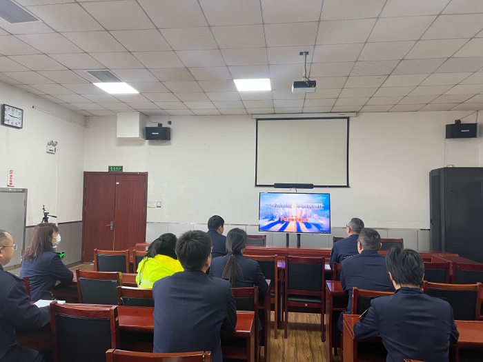 京秦分公司唐山北收费站组织观看反腐专题片，筑牢拒腐防变防线。